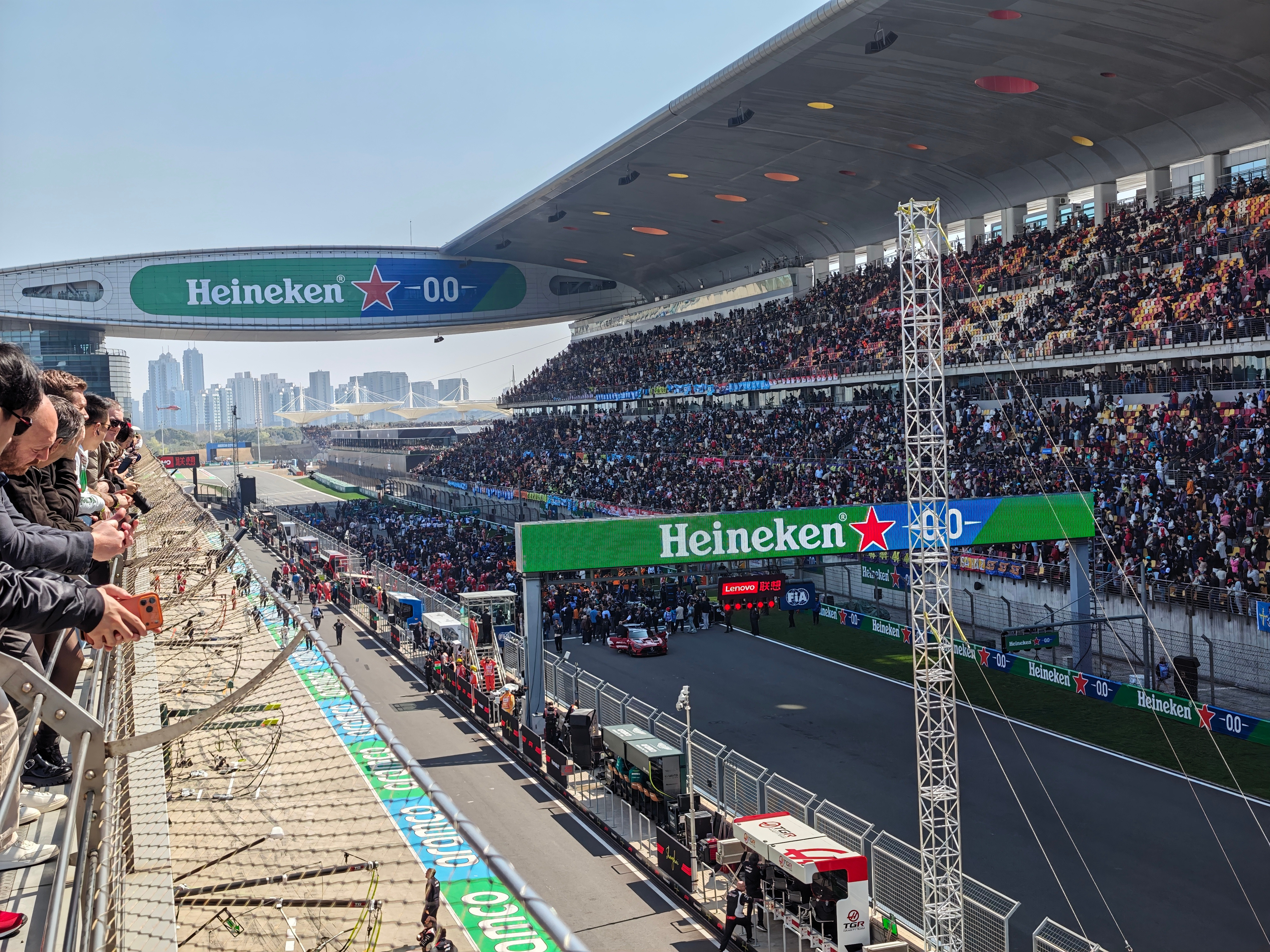 冲刺赛要开始啦，天台上都快满员了上海·上海国际赛车场-旅游景区