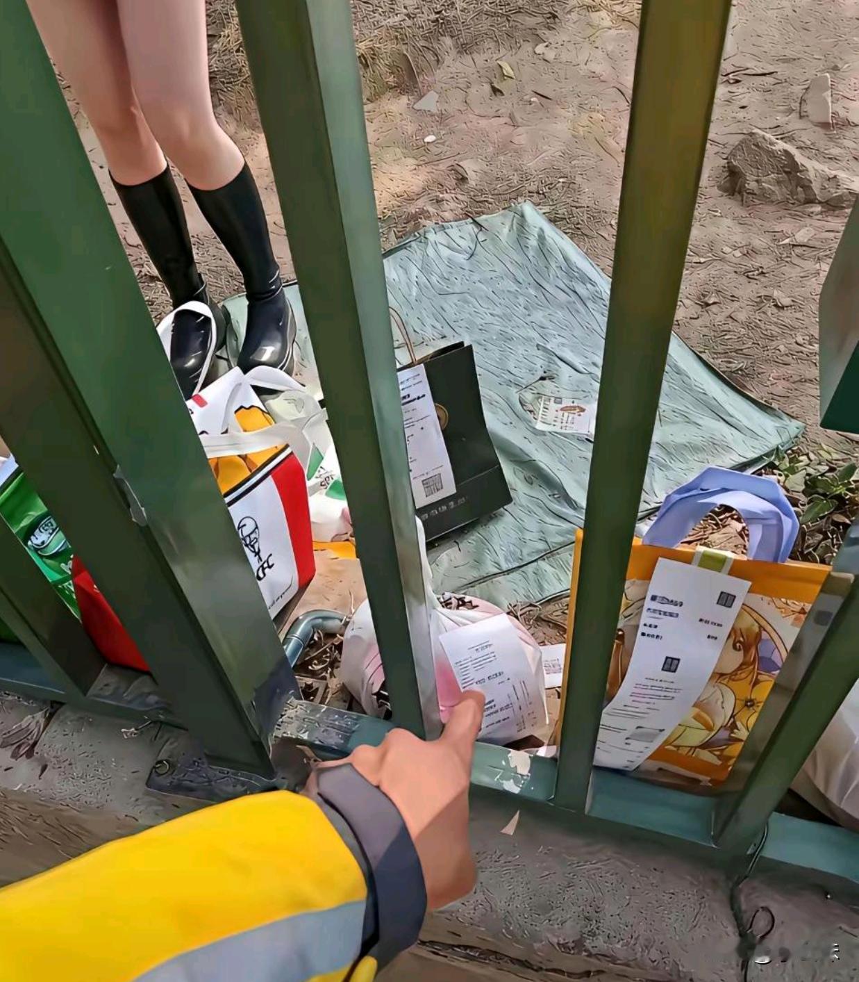 现在学生为了吃个外卖也不容易