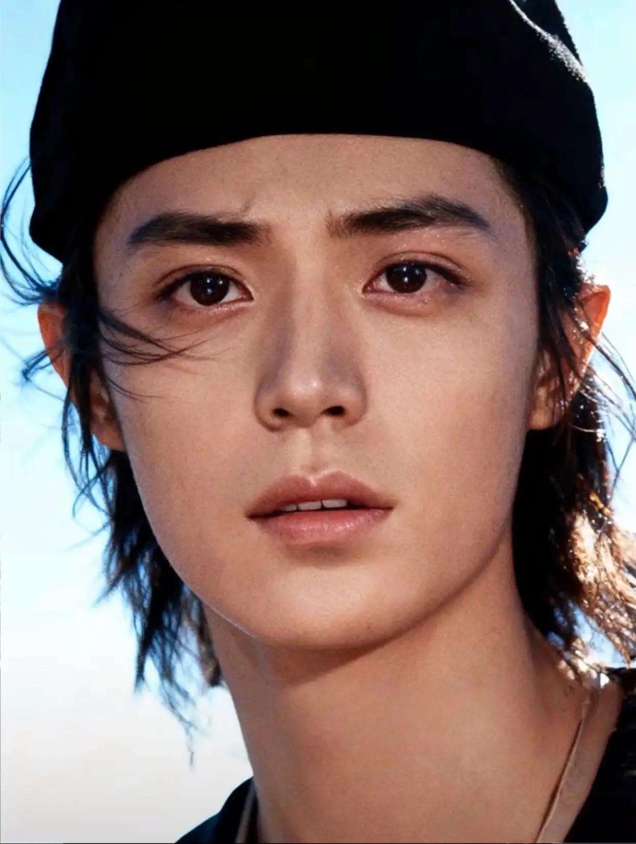 第一眼是不是觉得这是肖战？其实这是霍建华！年轻时的霍建华真的太帅了。年轻照片