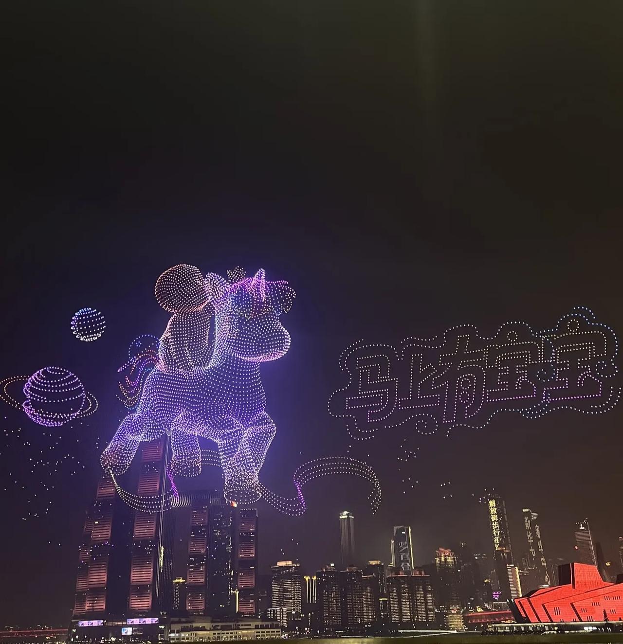 大老远的来重庆过年，居然被无人机催生了重庆无人机现场昨天在重庆看无人机表演，