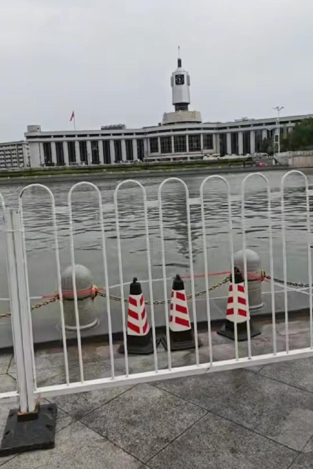 这回大家都安心了吧，海河津湾广场安装护栏，引来了大家争议，想知道大家对海河岸边加