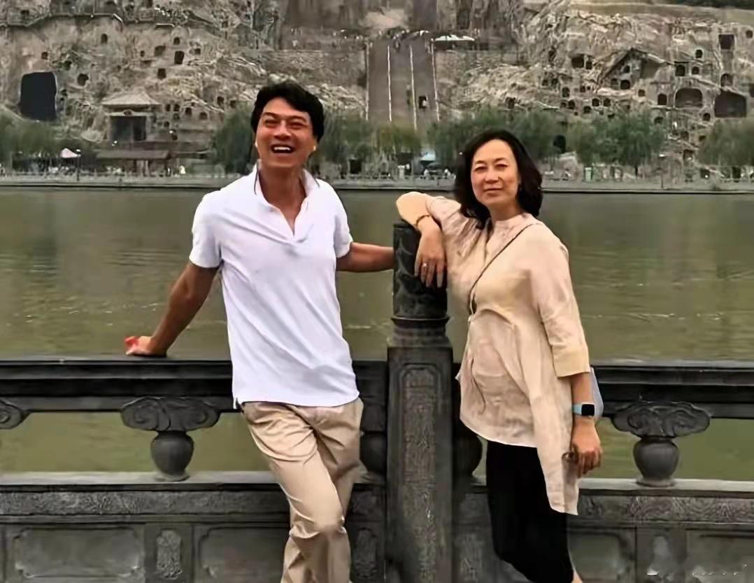 61岁江嘉良似30岁小伙，同框62岁妻子像母子！恩爱多年甜蜜依旧。​​​
