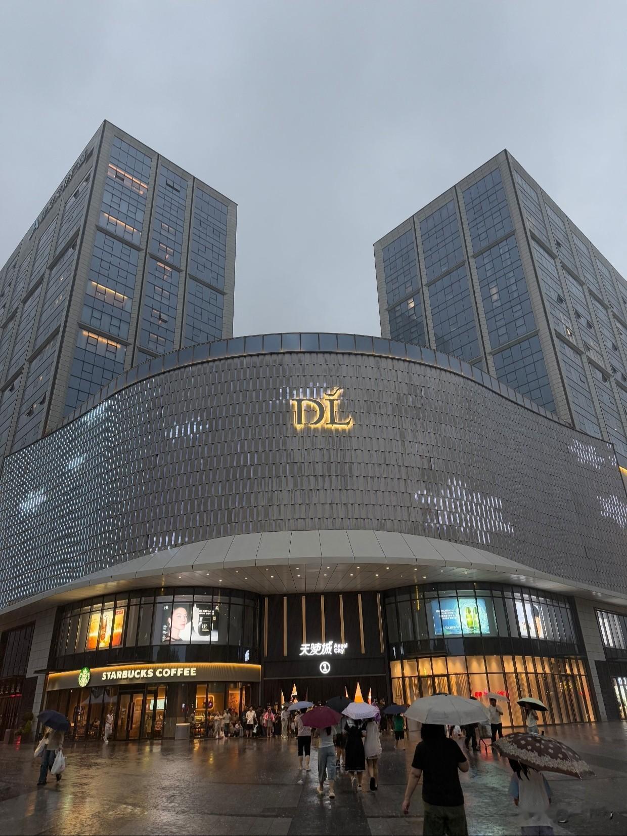 许昌胖东来即将闭店，摆摊十多年的63岁阿姨回忆往事。早年家里窘迫，儿子找不到工作
