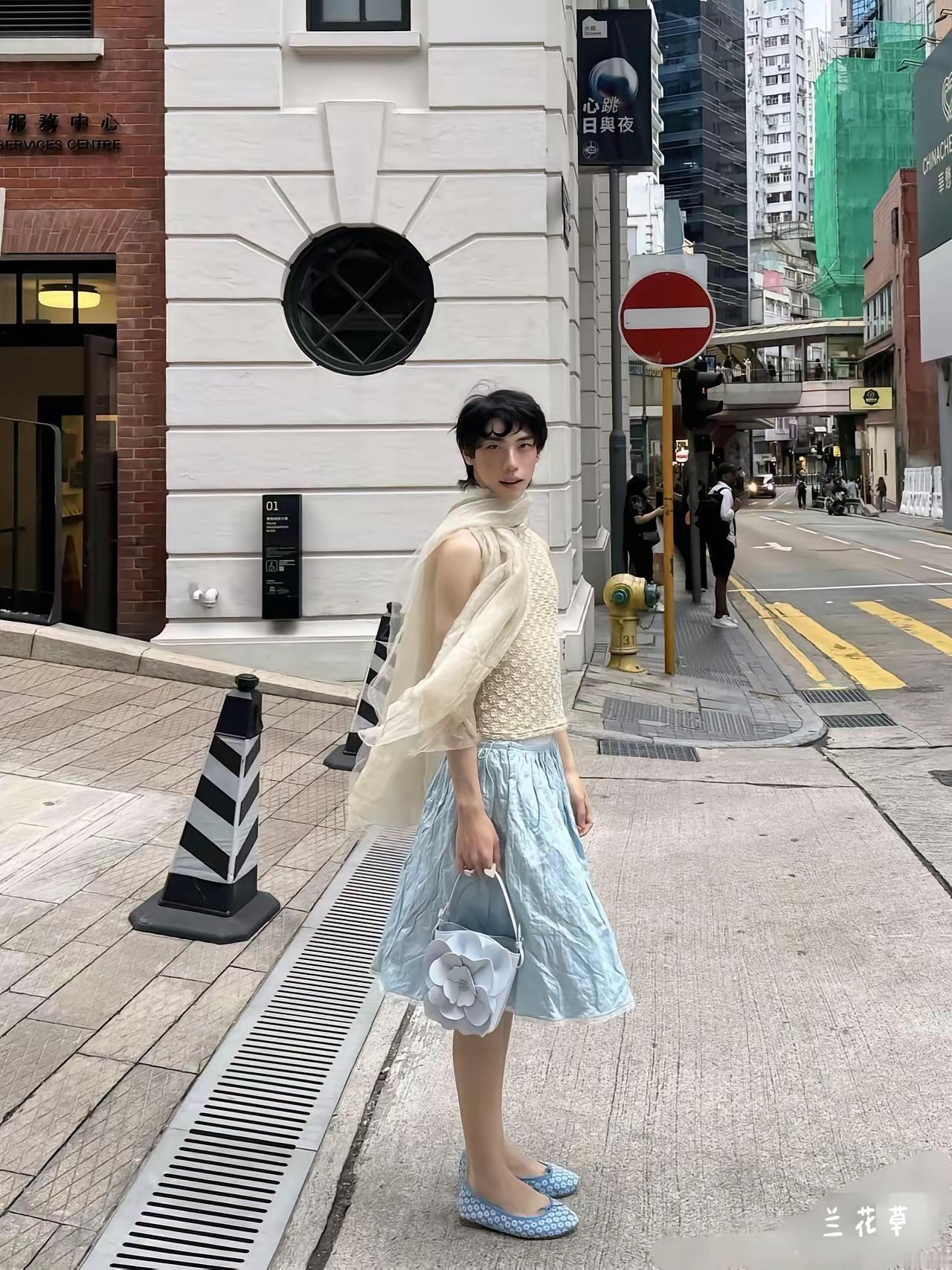 伊能静的儿子。一个男孩子，全然女性化的打扮，看着就有点怪异。如果是你家儿子，