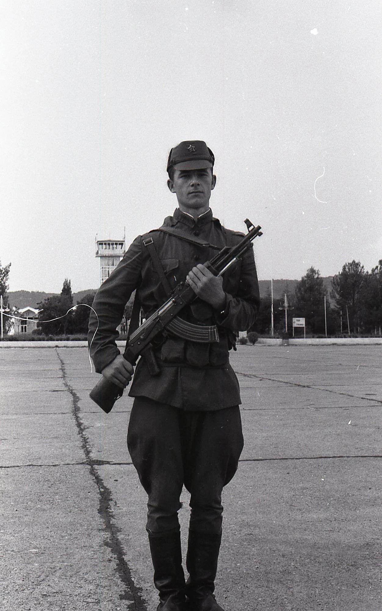 阿尔巴尼亚士兵手持ASH-787.62毫米突击步枪守卫机场。中国56式的阿