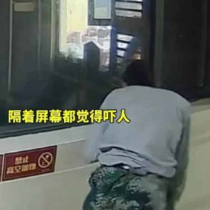 “变态。”2024年湖北，女子晚上不拉窗帘，一男子连续3天凌晨1点，在走廊上趴窗