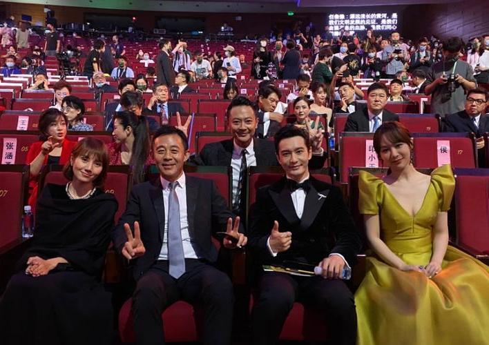 几位明星同框：我认出了清丽如璐的袁泉，英俊明亮的黄晓明，玲珑浮凸的杨紫，还有后排