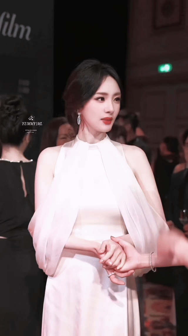 杨幂是我的妈幂，请看妈幂一出场出了多少神图……九宫格是微博只能放九张图，不是妈幂