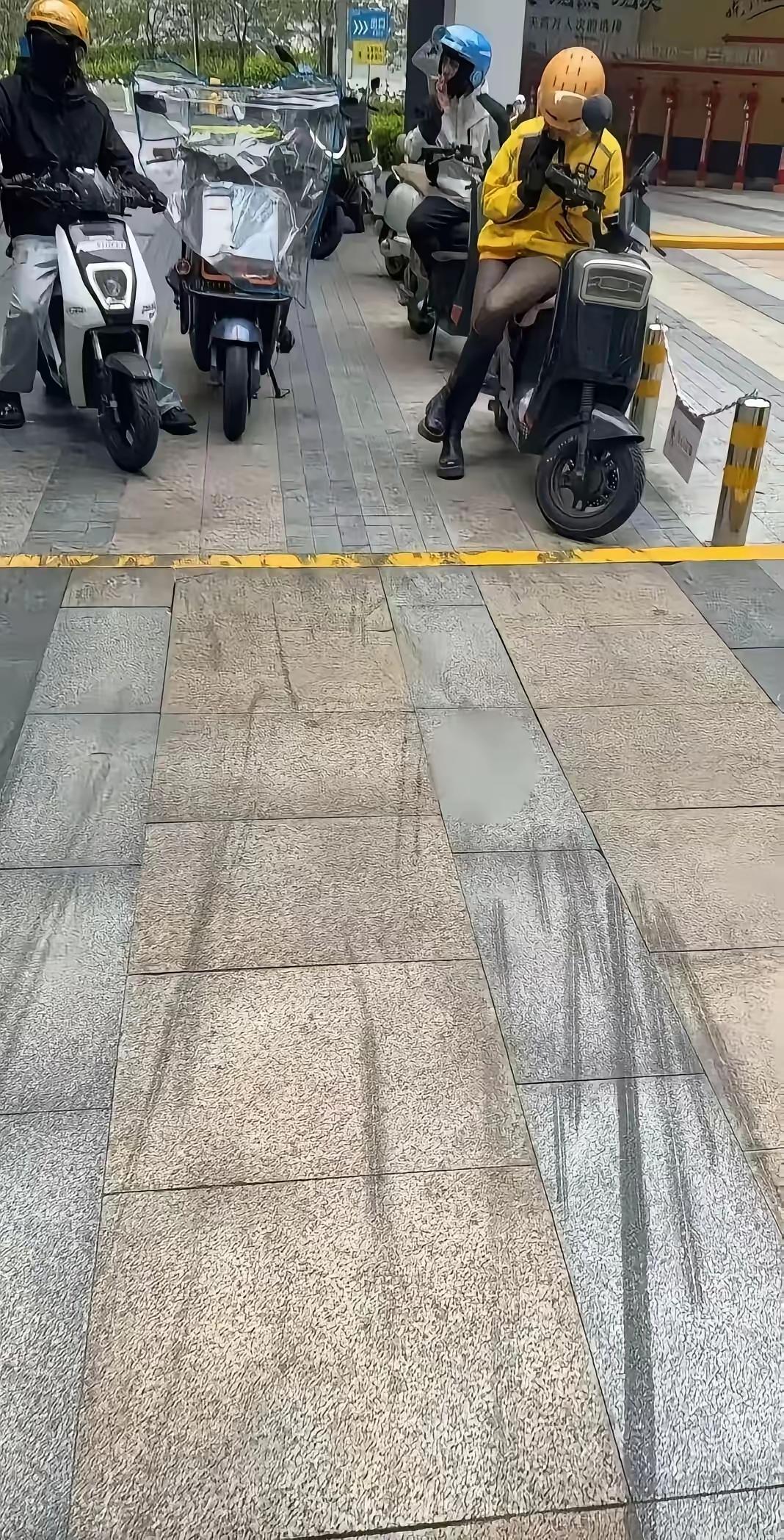 她是正经外卖员吗[捂脸哭]