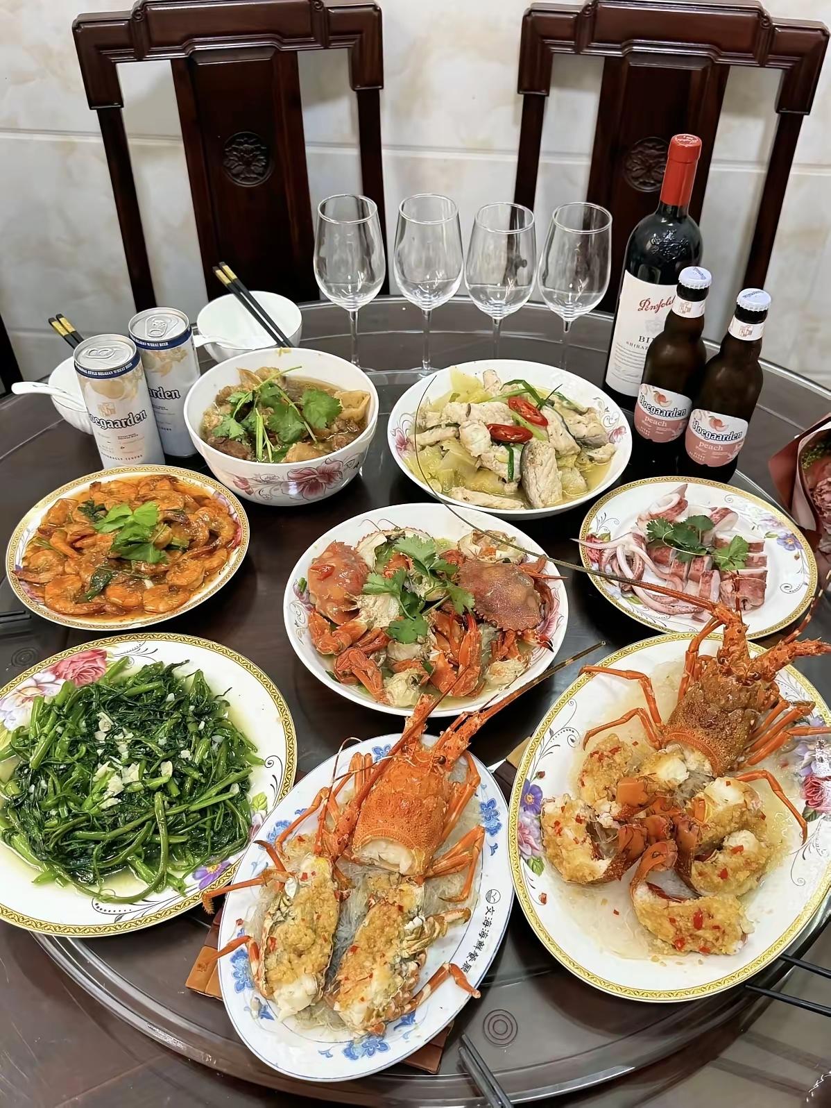 这样的家宴，一般都会发生在南方富裕地区。北方人请吃个家宴，一般很少喝红酒的，都是