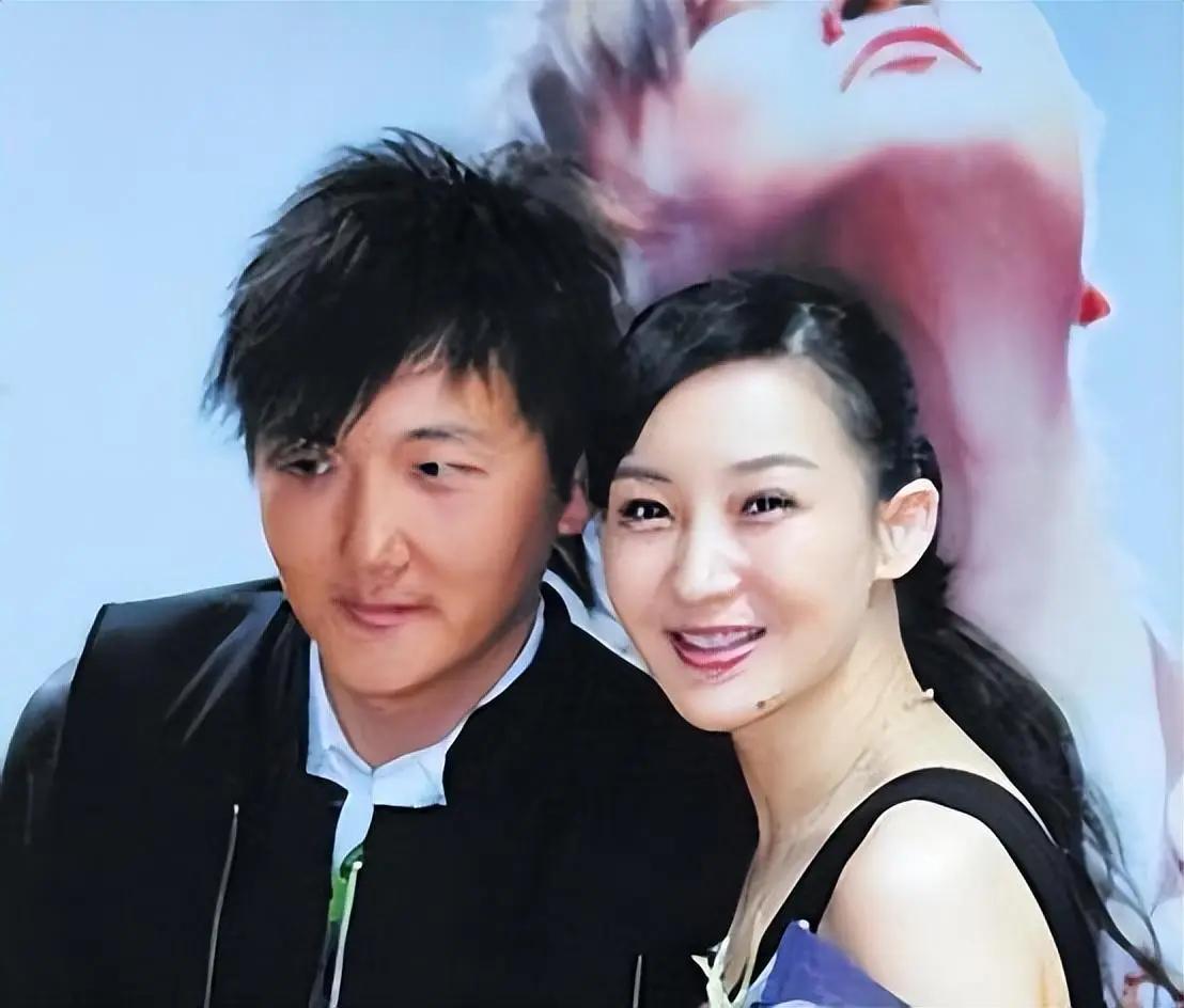 1999年，成名后的孙楠抛弃了同居10年的女友辛欣，转身娶了神交已久的买红妹。9