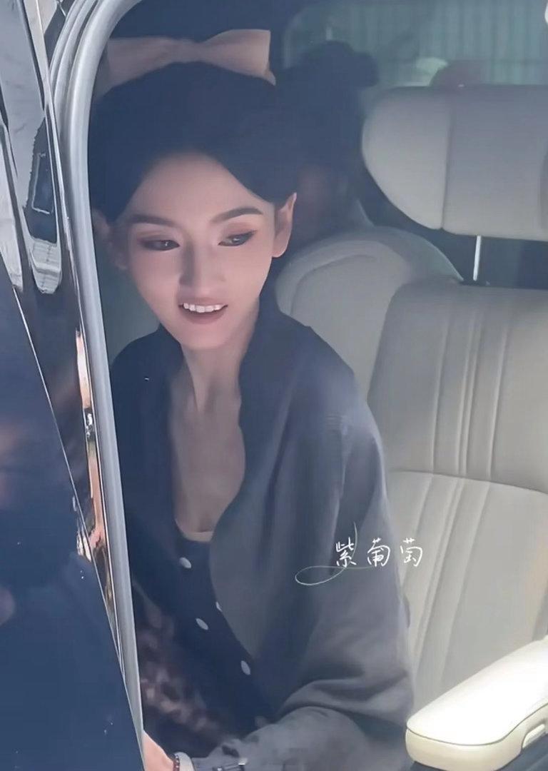 我的妈呀，有没有粉丝劝她多吃点，现在瘦得太难看了