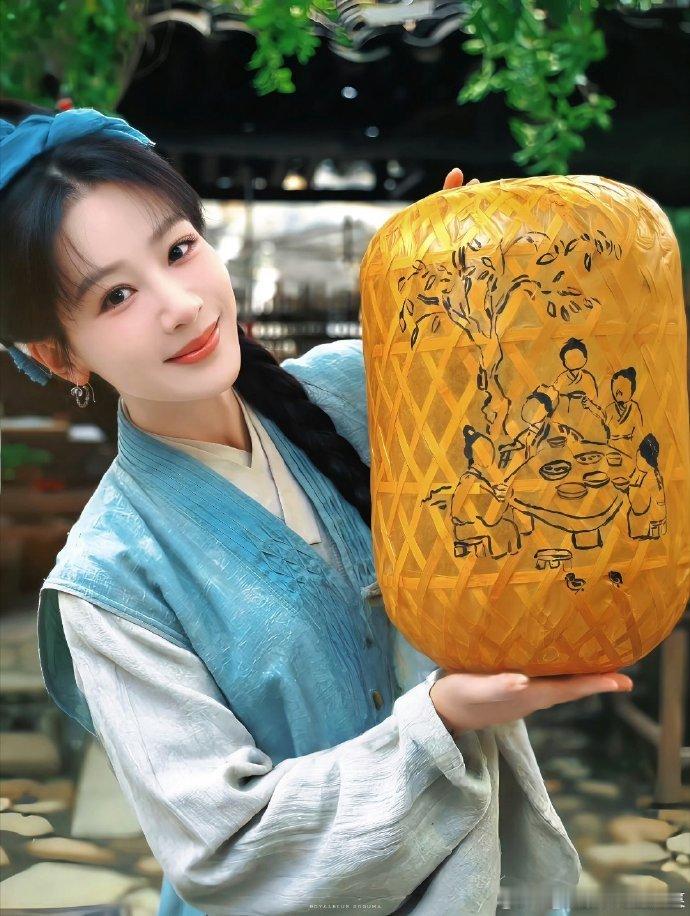 杨紫认证自己脖子长明朝服饰版型本身就偏宽大，刚好适配杨紫脖子偏长的优势杨紫聊家业