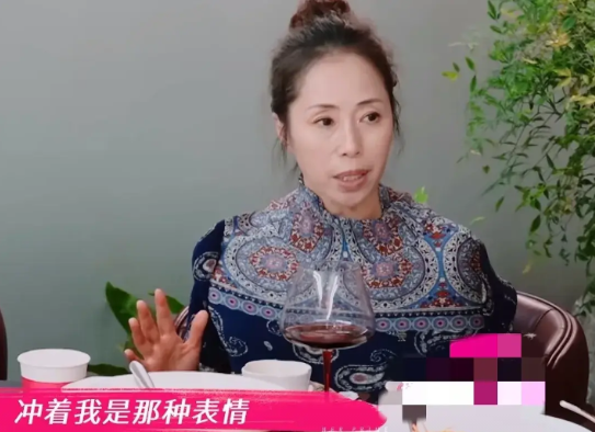 三宝的岳母和倪萍说：“我和三宝在教育孩子上有分歧，他那天红着脸，瞪着眼睛盯着我，