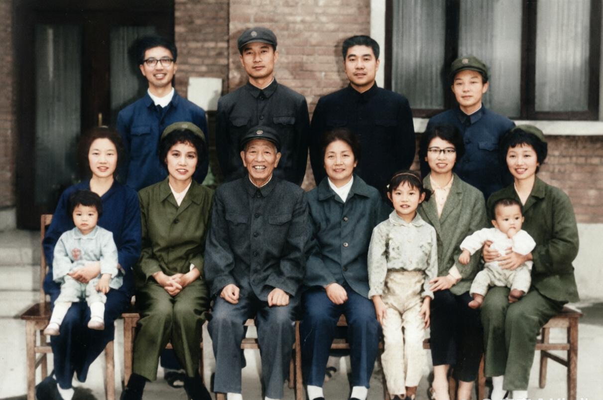 1979年，邓华将军的全家福，世事难料，第二年他就去世了。