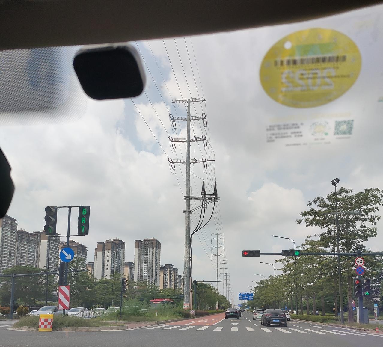 昨天我和老公去南宁，路过梁村大道的时候，我发现，太多红绿灯了，我们的导航显示一共
