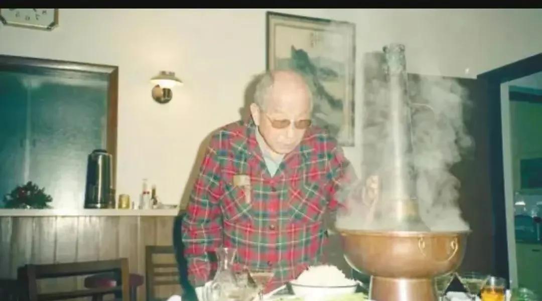 1988年，张学良在台北家中吃东北铜锅涮。热气腾腾的大铜锅，一大碗米饭和大碗大白
