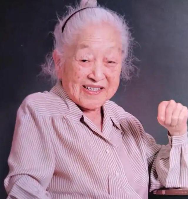 1978年，钱三强的妻子在菜市场摸了一下冬笋，售货员见她的衣服上布满了补丁，便不