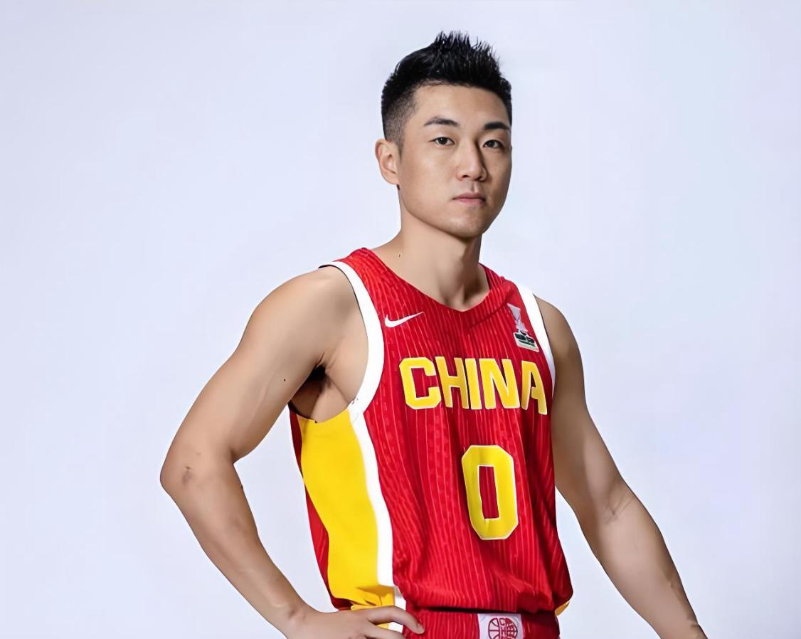 出人意料！赵睿为何落选中国男篮12人大名单，球迷不太理解，CBA名记给出了一个答