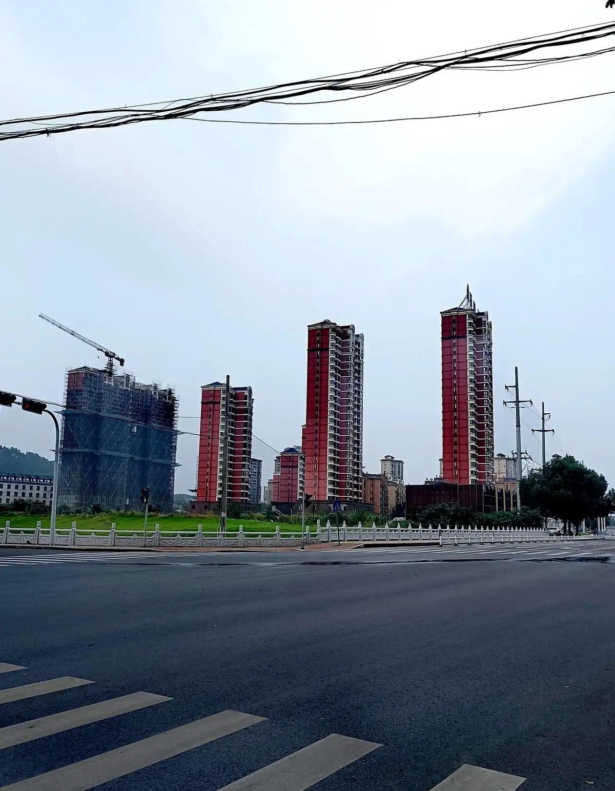 昨天听了个内部消息,后背一凉,然后又有点想哭。房地产,可能真的要变天了。商品