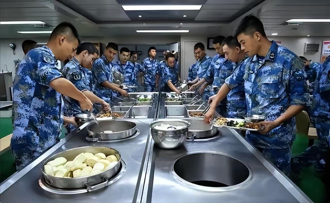养航母”到底有多费钱？这么说吧，山东舰常年驻守着3000多名官兵，为了保证舰上正