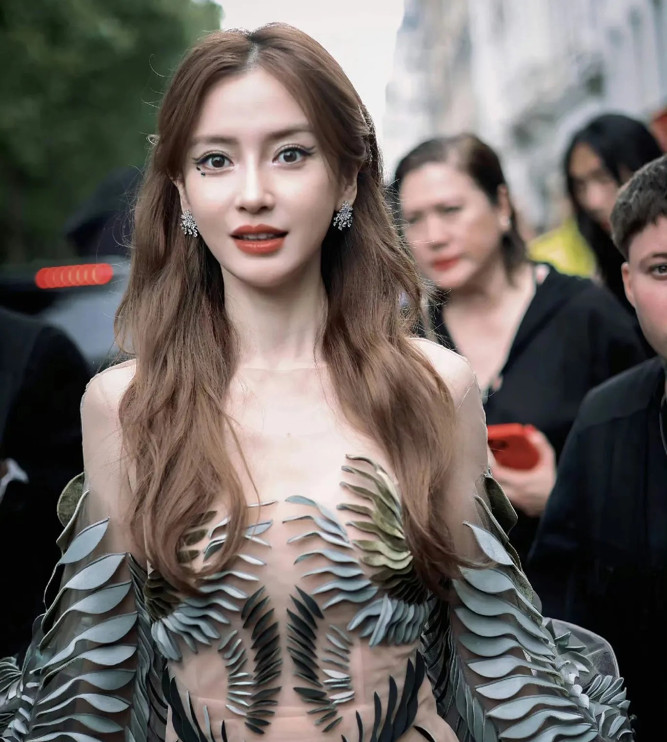 杨颖工作室的员工估计要坐不住了！他们可能怎么也没有想到，他们连夜给杨颖选的礼