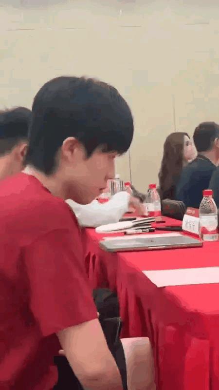 王楚钦万万没想到，北大研究生第一天报到，就被同学们惊着了：不是来学知识的么