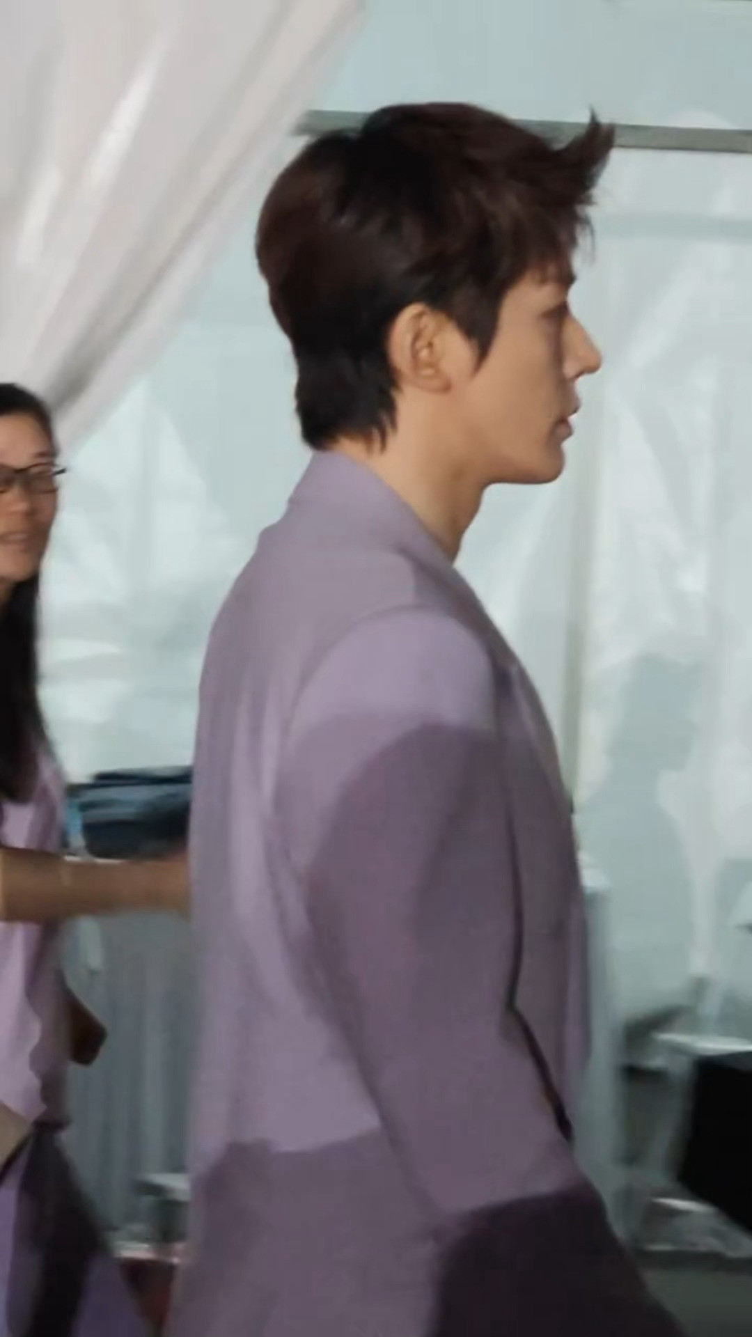 紫色很有韵味！今天的西装好温柔完全绅士风度………邓为紫色深v真空西装造型邓为紫色