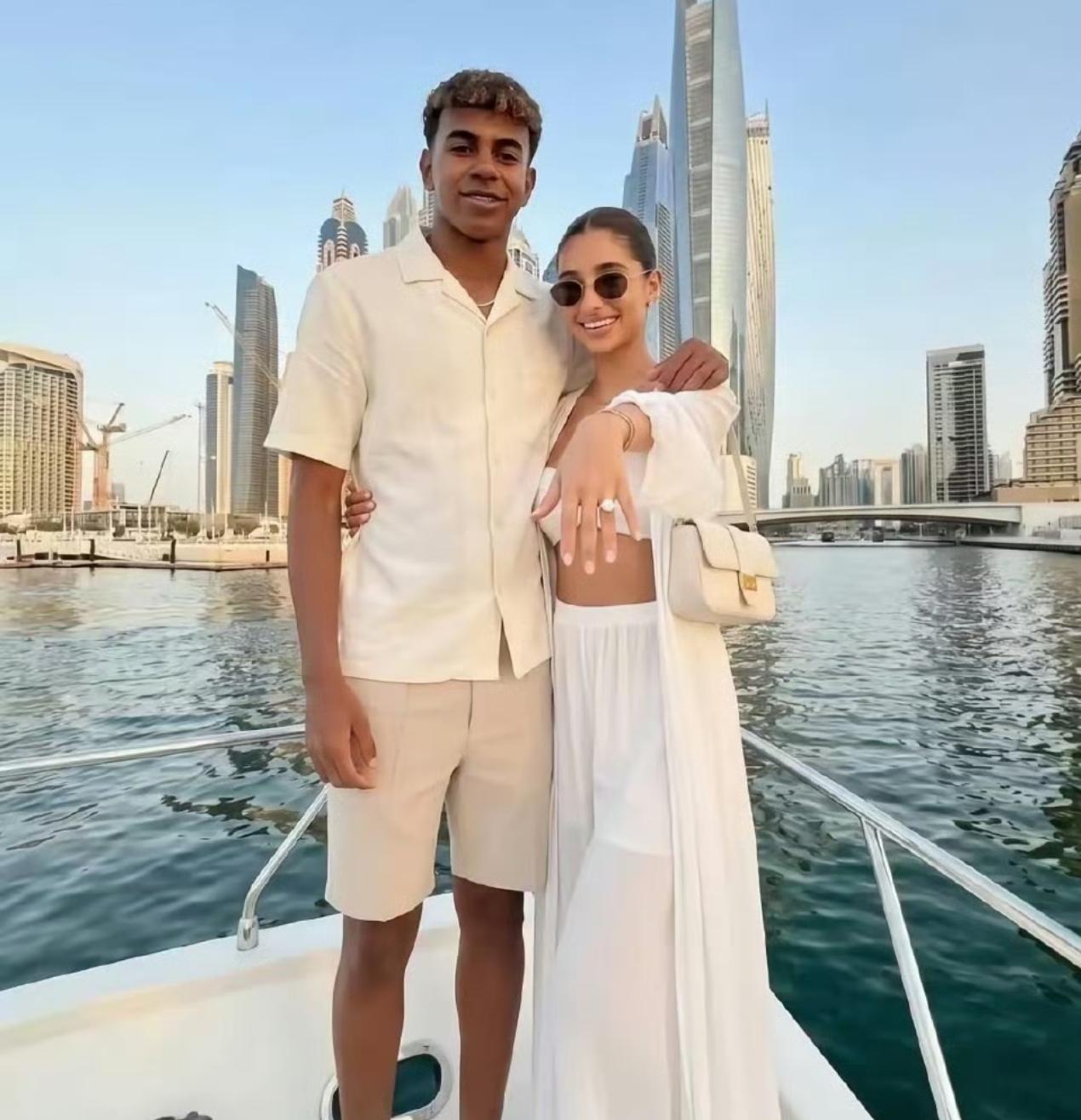 世界冠军亚马尔和他女朋友来迪拜旅游了，估计也准备在迪拜购置豪宅了。