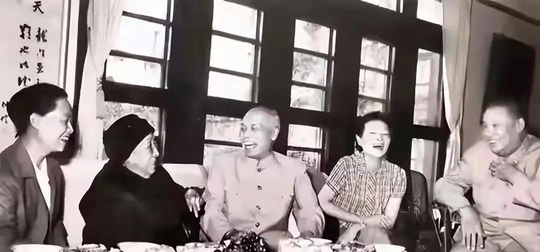 1965年，何香凝在家中宴请归国不久的李宗仁、郭德洁夫妇时的一幕，儿子廖承志夫妇
