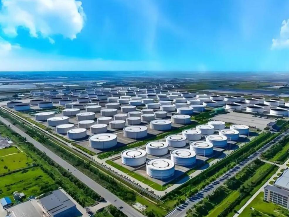 美国柴油价格已经冲上6美元一加仑，亚洲炼厂加工一桶柴油的利润却涨到了87美元以上