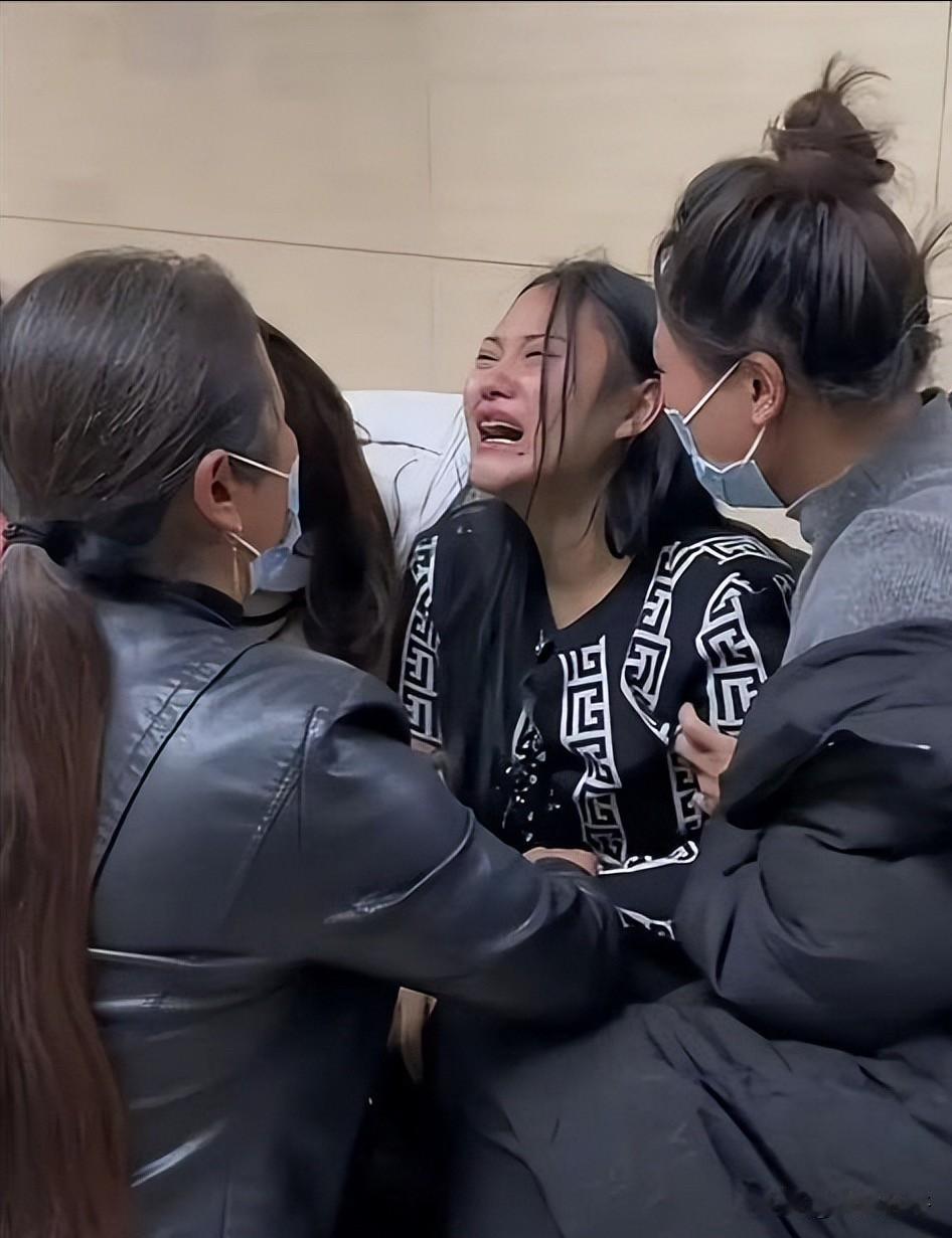 大妈生病住院手术花了18万，想让3个女儿和2个儿子均摊。可3个女婿却不同意，他说