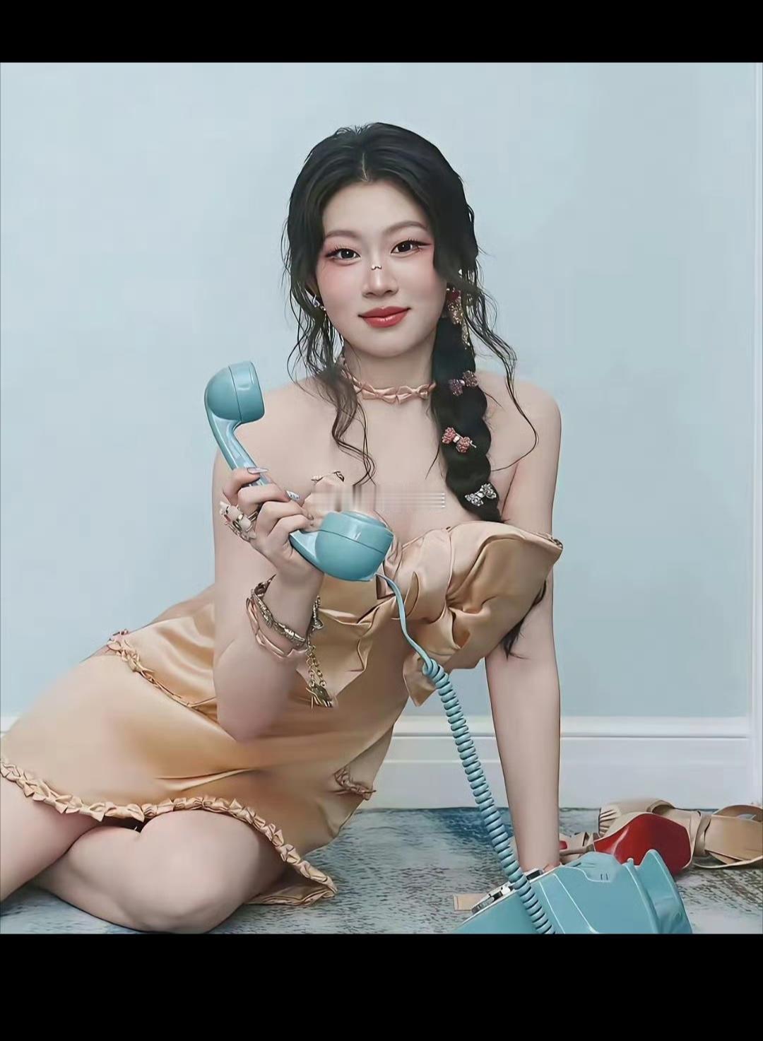 不是说她爹管教很严吗？上次有个蝴蝶结的短裙，她爹下面还让穿了一条牛仔裤，这次为