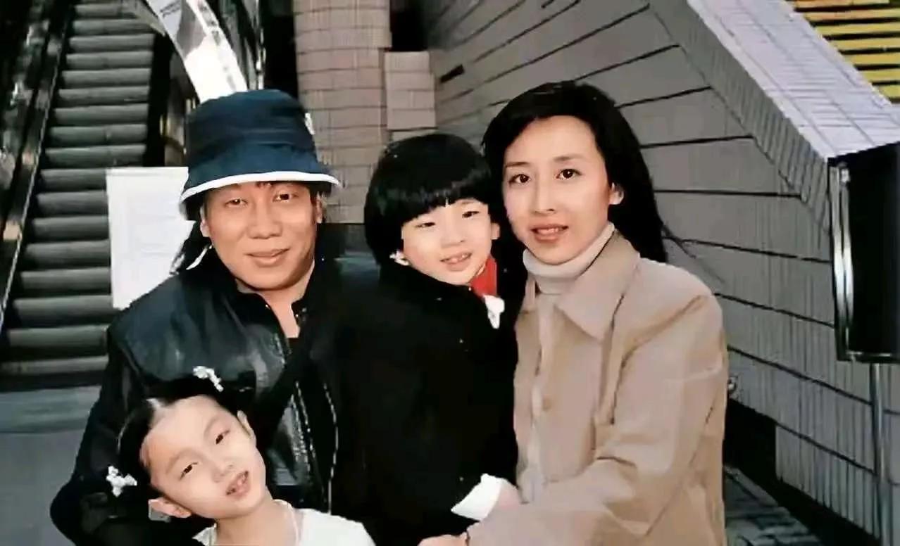 1979年，梁小龙的妻子黎爱莲在自己家楼下散步，被一陌生男子拿硫酸泼了脸，之后