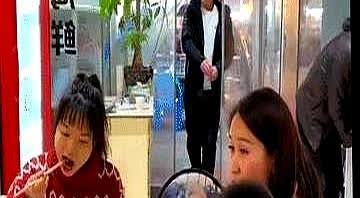 一女子和男子相亲，两人都是第一次见面，这本来是件高兴的事，但男子还没到场，女子就