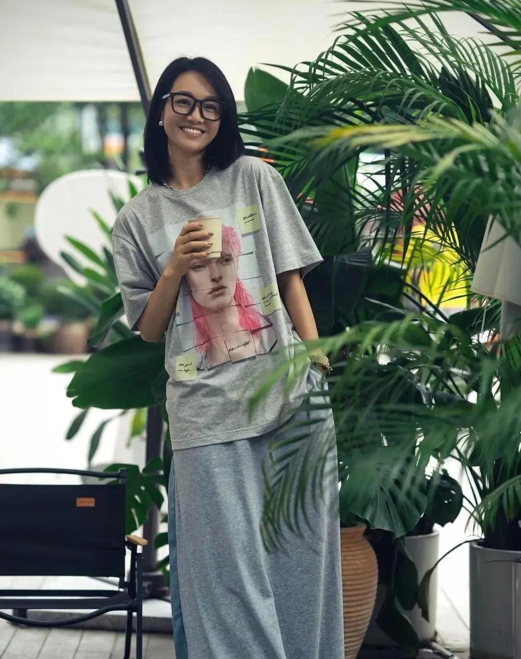 被朱丹这套“懒人穿搭”狠狠种草了！一件宽松印花T恤+垂坠阔腿裤，藏肉又舒服，温