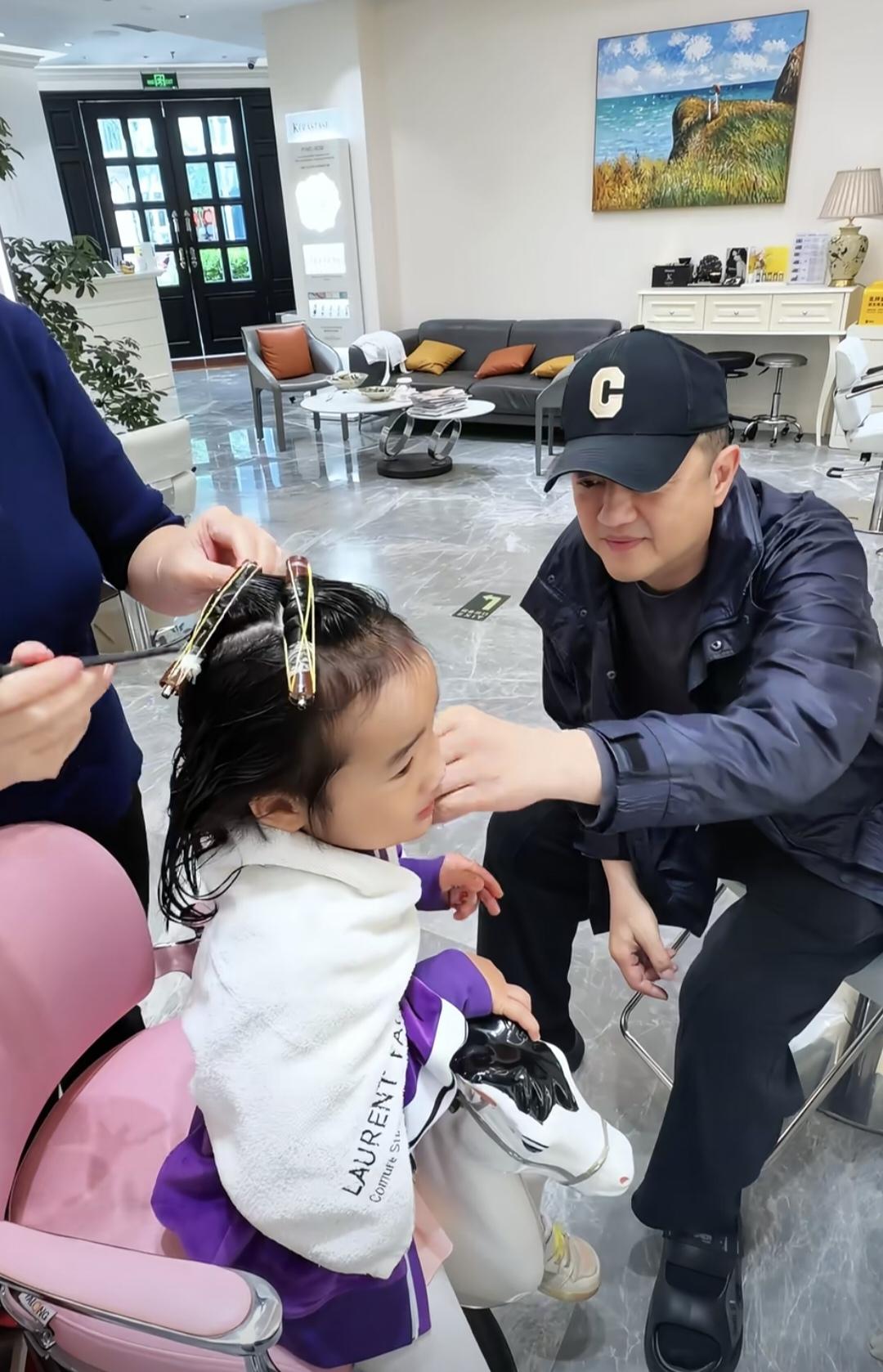 海哈金喜与李亚鹏一起带女儿夏夏去烫头发！李亚鹏坐在女儿旁边，忍不住摸摸女儿可