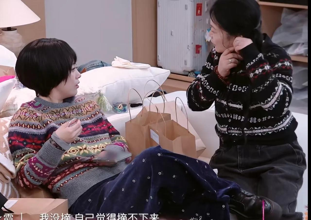 李嘉格妈妈让李嘉格给自己摘耳环，李嘉格有些不耐烦的说：“你自己不会摘吗？你不能自