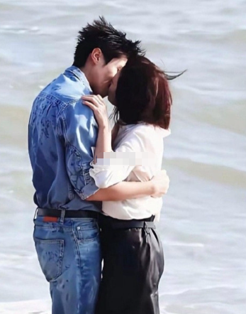 万万没想到，一个51岁，一个28岁，竟然在电视剧里演一对情侣，现在的影视行业都这