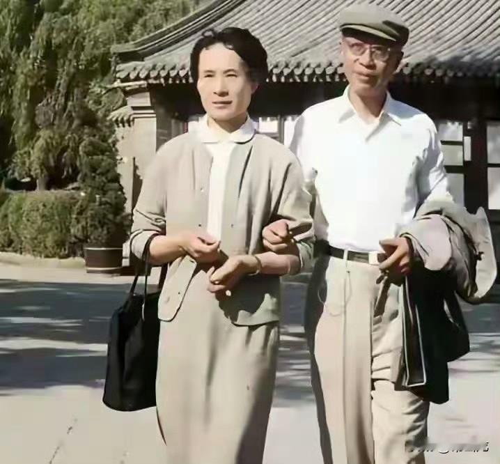 上世纪60年代初，末代皇帝溥仪和第5任妻子李淑贤一起在北海公园散步。进入北海公