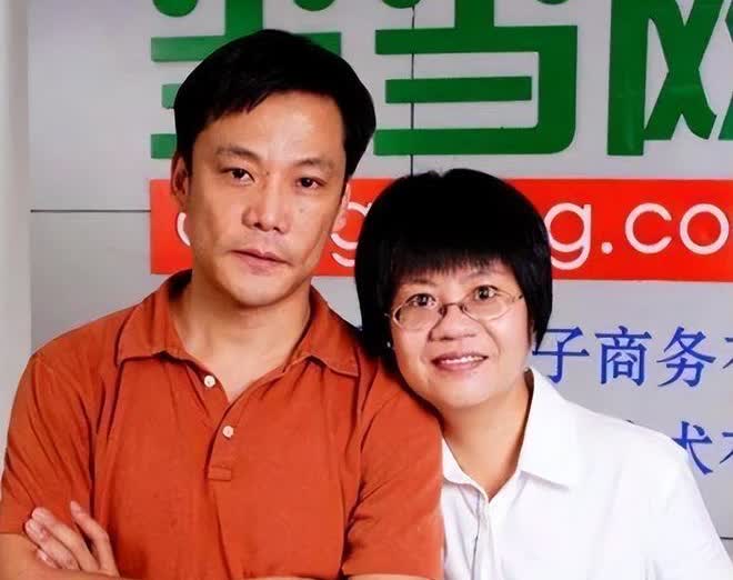李国庆的儿子早有远见：爸妈离婚时，第一时间选择了妈妈代持自己的股份，如今父亲再婚