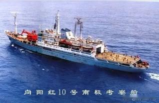 1993年，中国科考船遭货轮暴力撞击，最终不幸沉入大海，船内的107名科考人员用