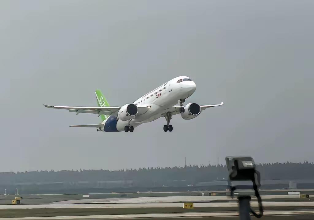 以牙还牙！​欧美故意不给中国C919发适航证，就是想卡住国产大飞机的脖子。