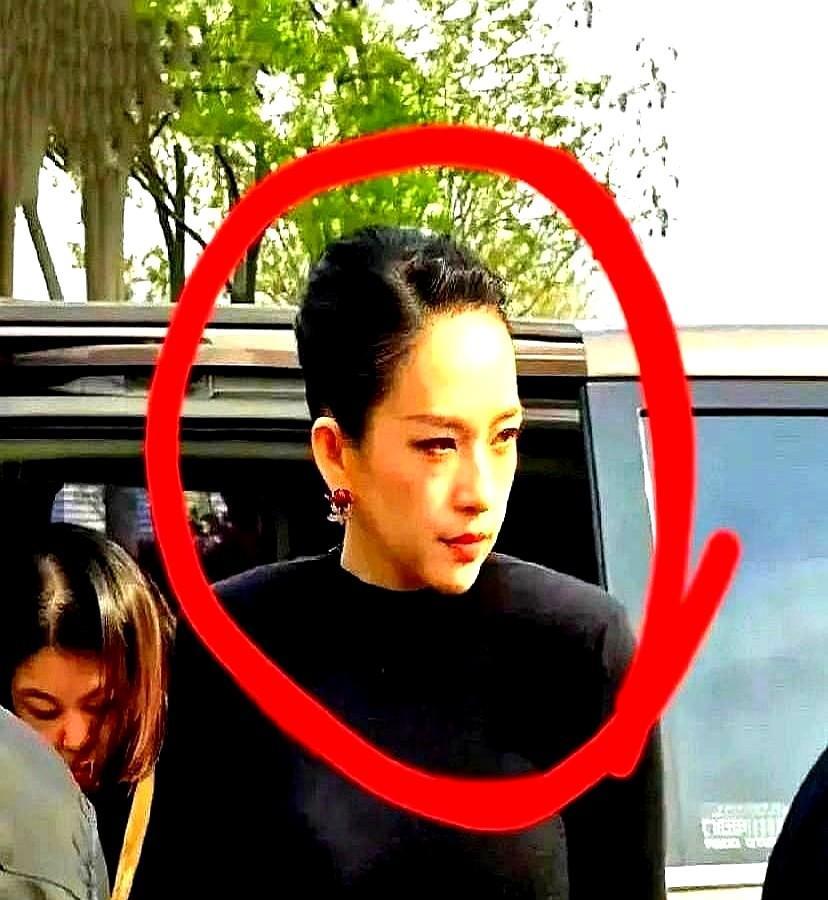 一觉醒来，汪峰天塌了！汪峰后悔了，在华表奖上看了自己老婆章子怡的表现，后悔得直