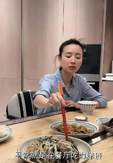 董洁真的太清醒啦独自抚养儿子，不恋爱，不搞暧昧。董洁最大的爱好就是在家为儿子