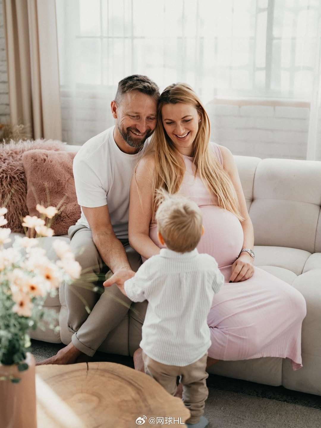 科维托娃晒全家福，孕肚抢眼她的大儿子彼得出生于2024年7月，她在2025年10