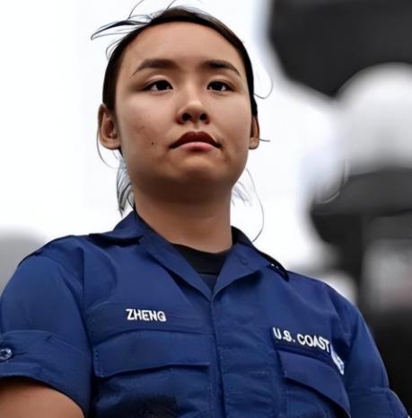 当年在美舰上警告中国海军的华人女兵郑浩儿，本以为能凭此换来绿卡和军功章，可她后来