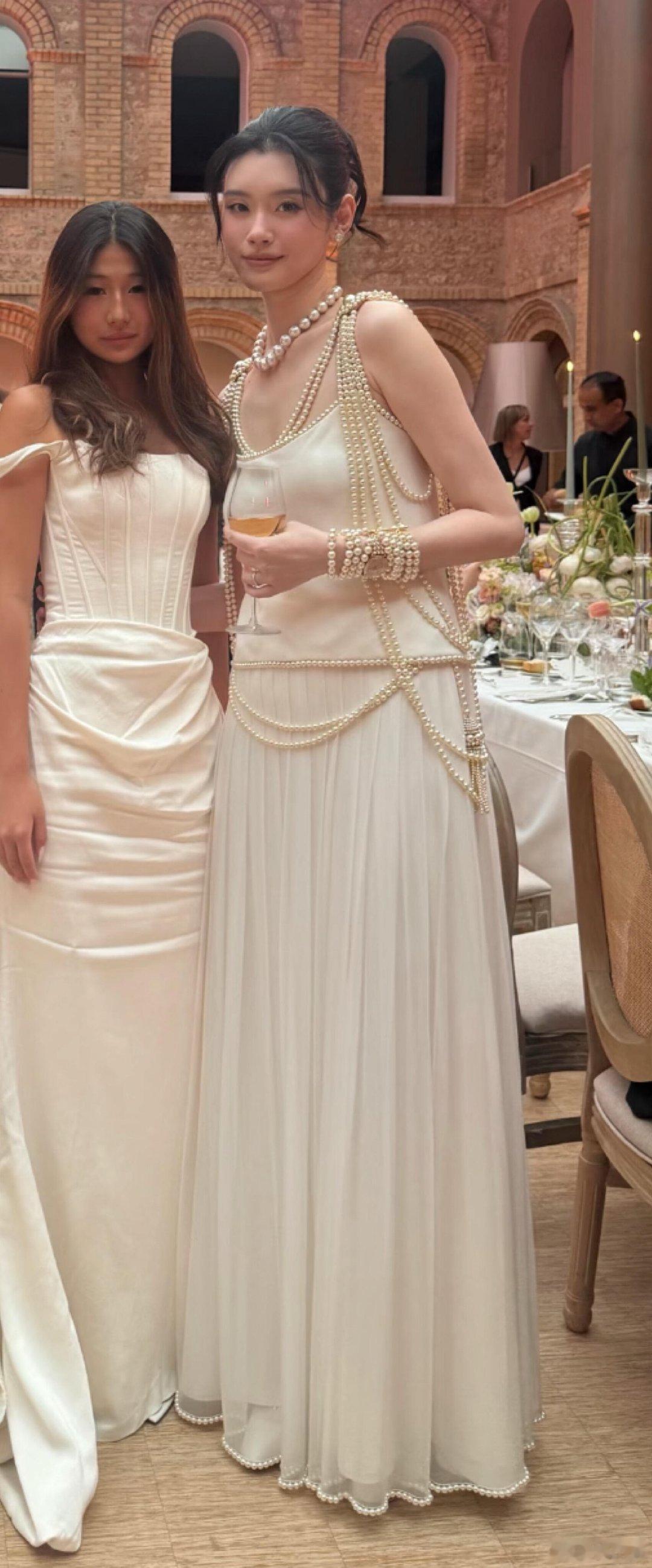 奚梦瑶婚礼派对穿出生年份高定奚梦瑶戴澳白又一套造型曝光，奚梦瑶婚礼派对穿的是自己