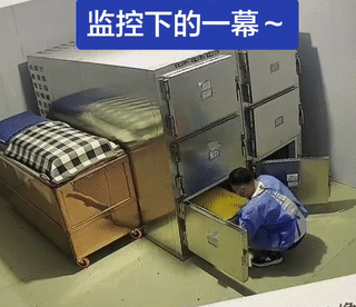 殡仪馆值夜班的工作人员晚上都干些什么？他们的工作主要有:一是时不时的去检查一下