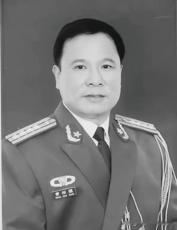 黄招强，1958年7月出生，河源市东源县双江镇桥头村人。1976年12月他正式入